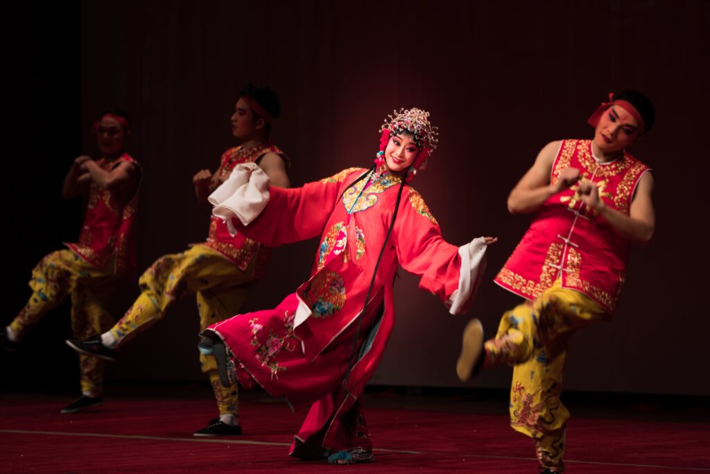 Ópera Wu de Zhejiang de China deslumbra en Sucre y se presenta en Santa Cruz