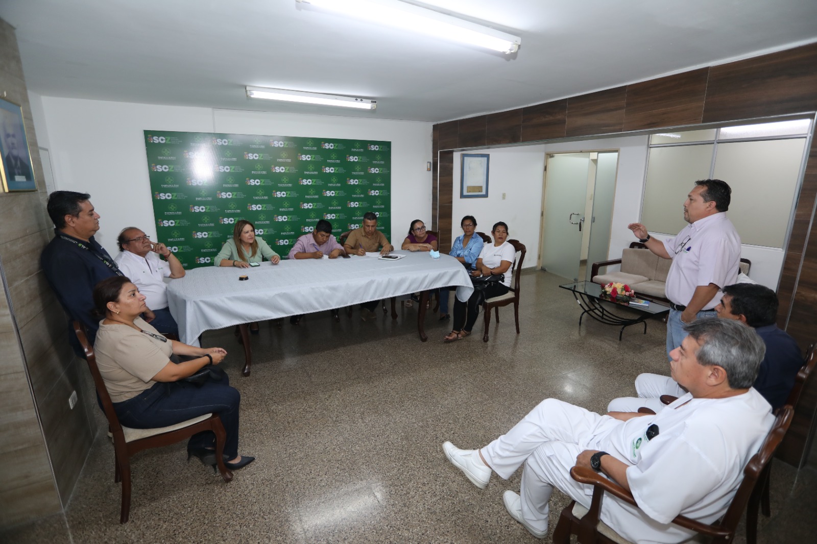 Asambleísta denuncia crisis en los hospitales de Santa Cruz y exige al Gobierno central soluciones inmediatas