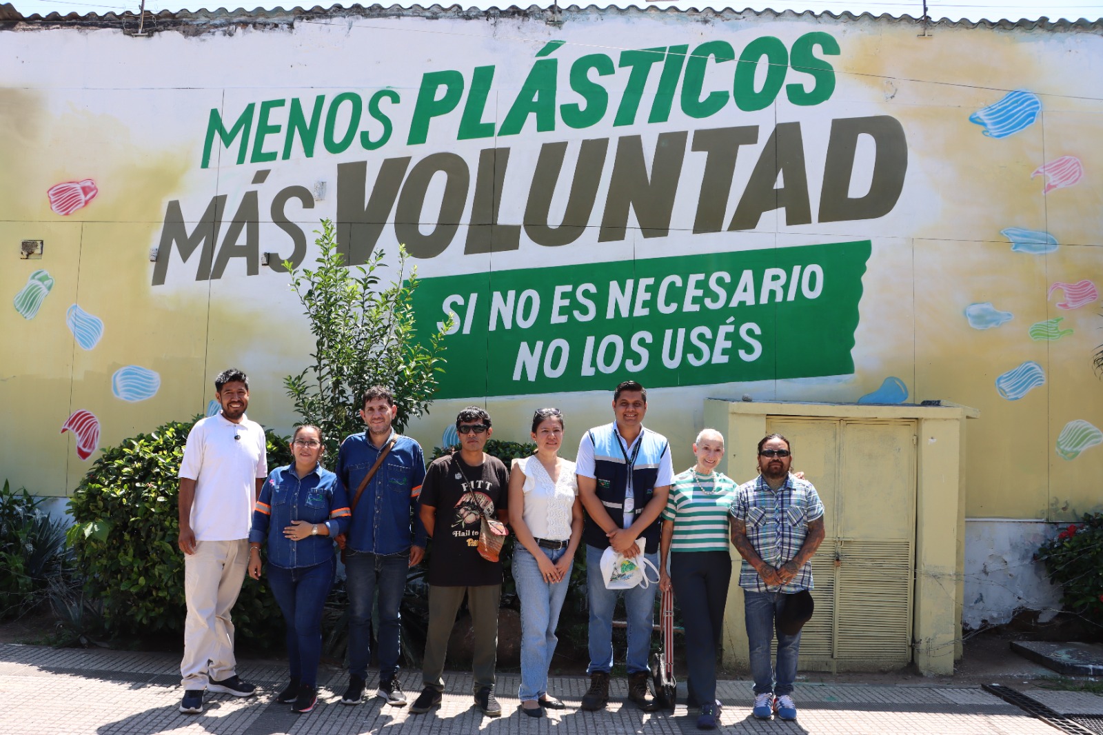 Mural artístico promueve la reducción del uso de bolsas y envases de plástico