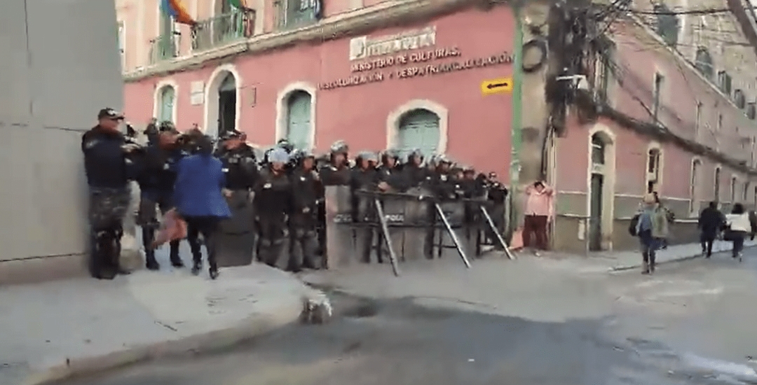 La plaza Murillo está cercada ante la amenaza de marchistas de llegar al centro del poder político