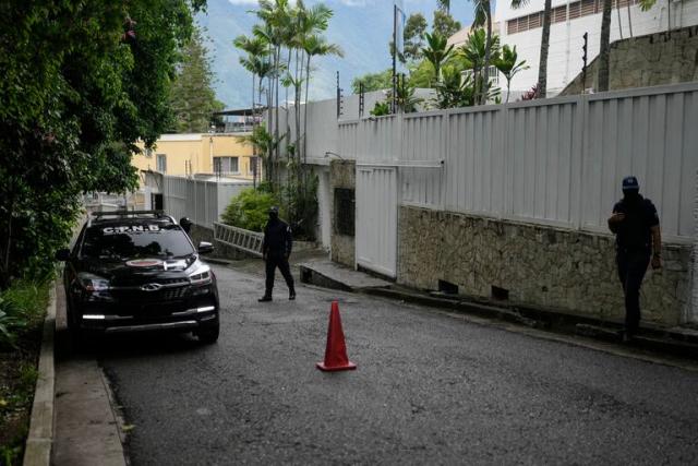 ’35 días sin luz’, denuncian asilados en embajada argentina en Venezuela