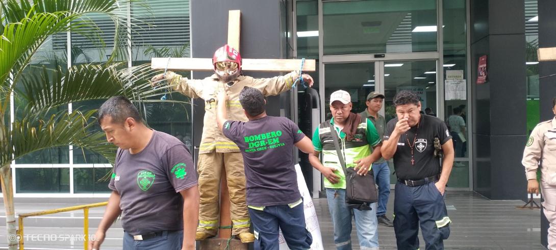 Gendarmes y bomberos se crucifican en el ingreso de la Quinta municipal para exigir recontratación a la Alcaldía cruceña